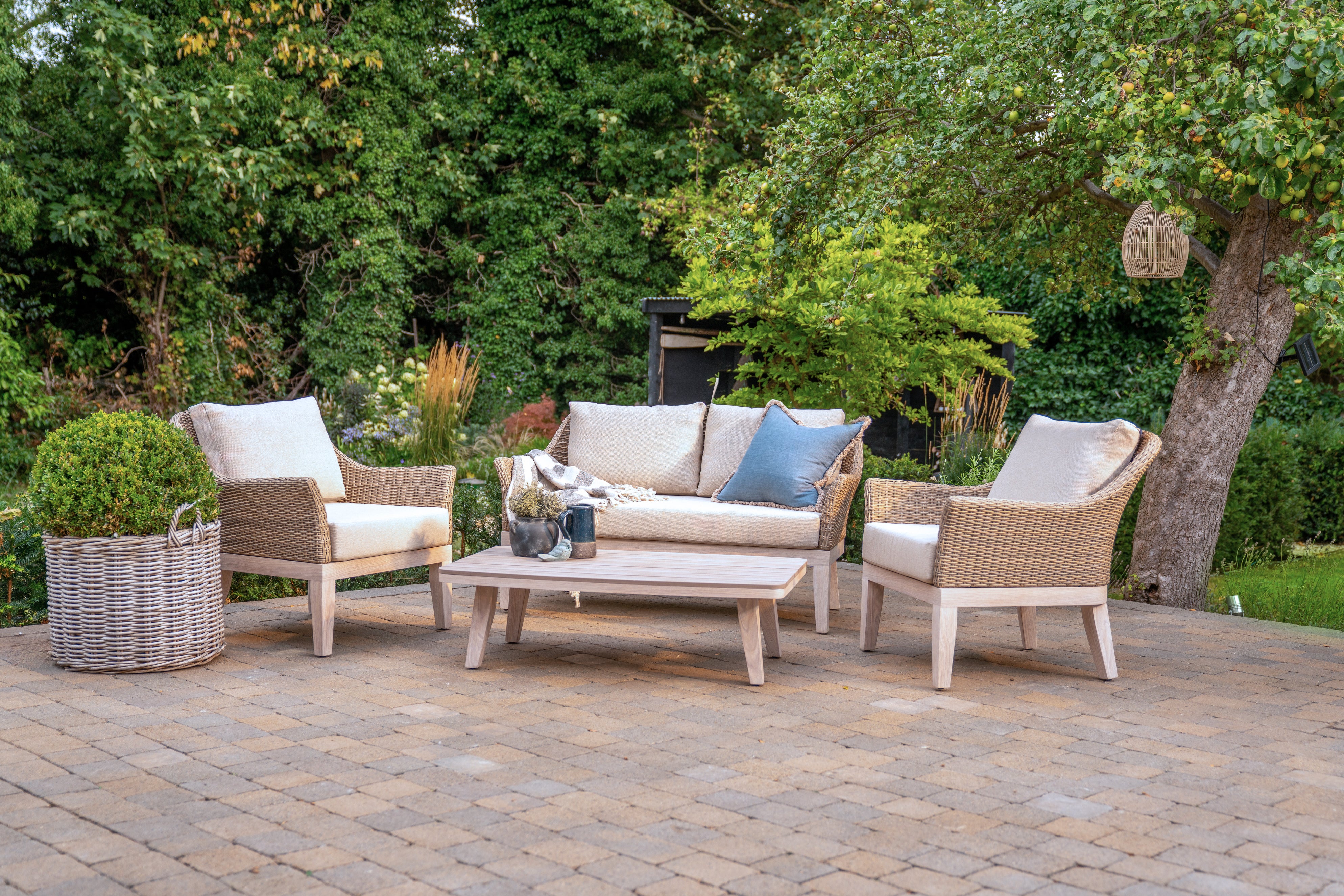 Avora 4 Seat Wicker Lounge Set with Wood Effect Tabletop - Image 5