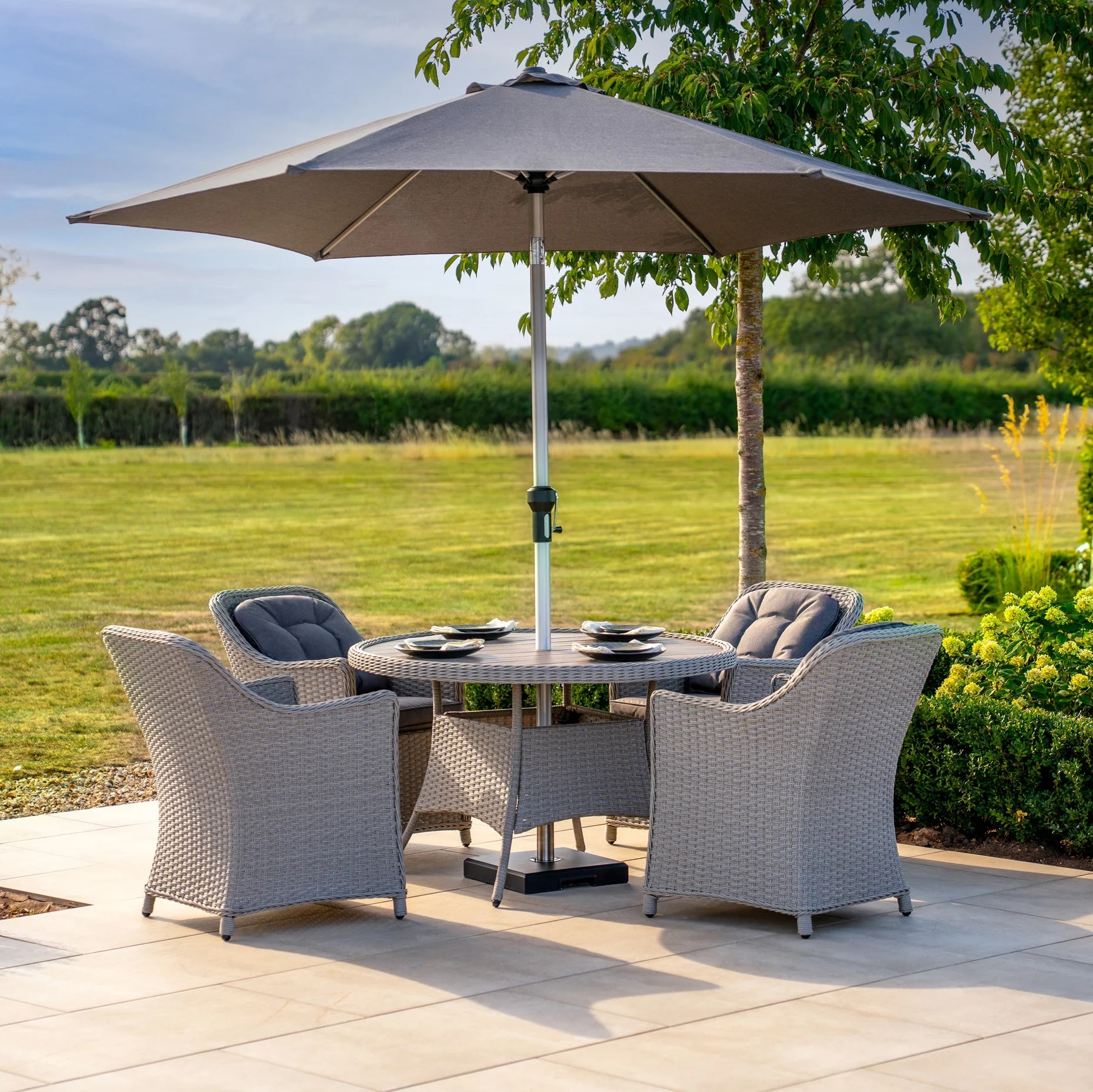 Foxley 4 Seat Dining Set with 120cm Round Table including Parasol and Base - Image 4