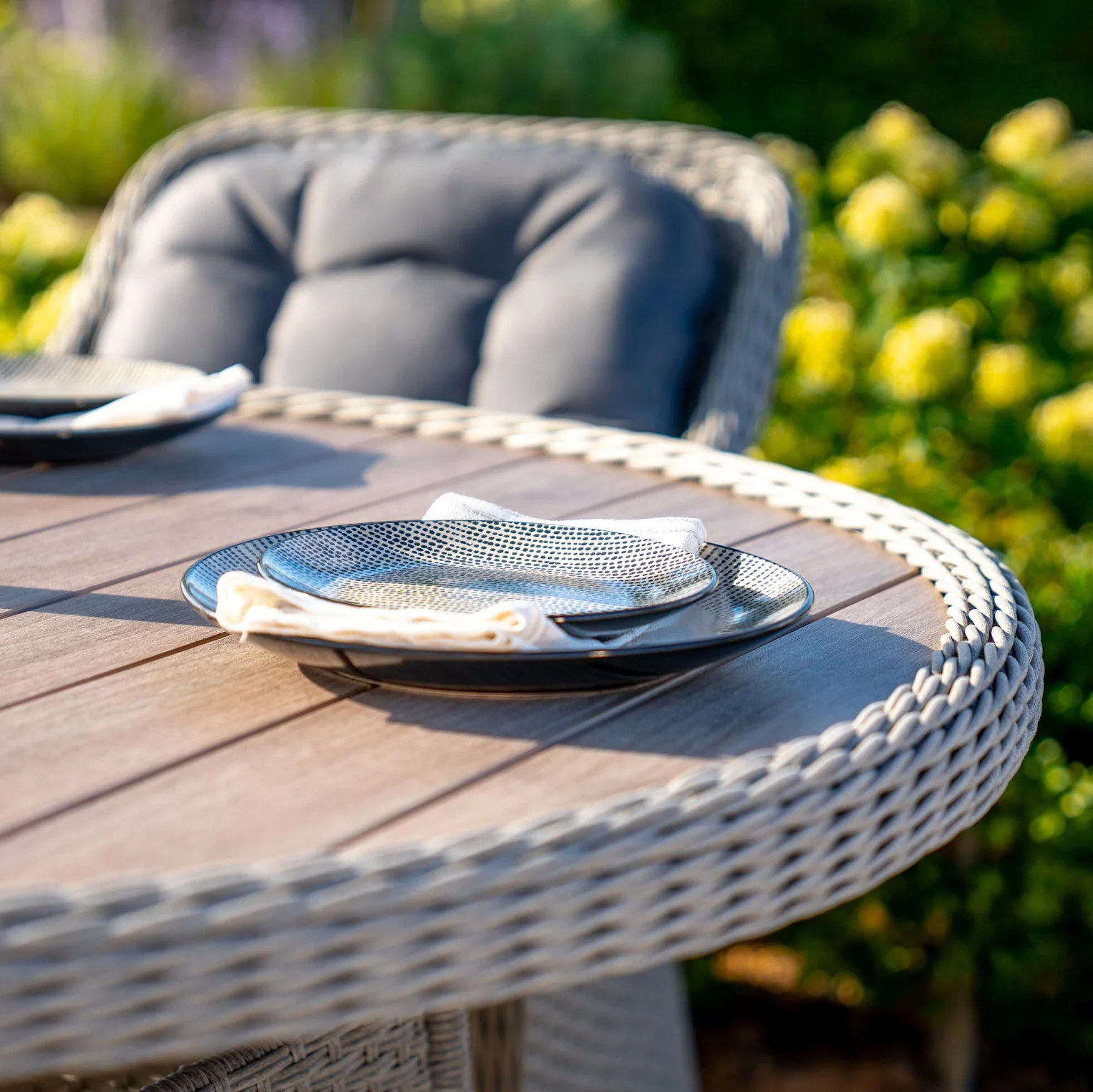 Foxley 4 Seat Dining Set with 120cm Round Table including Parasol and Base - Image 7
