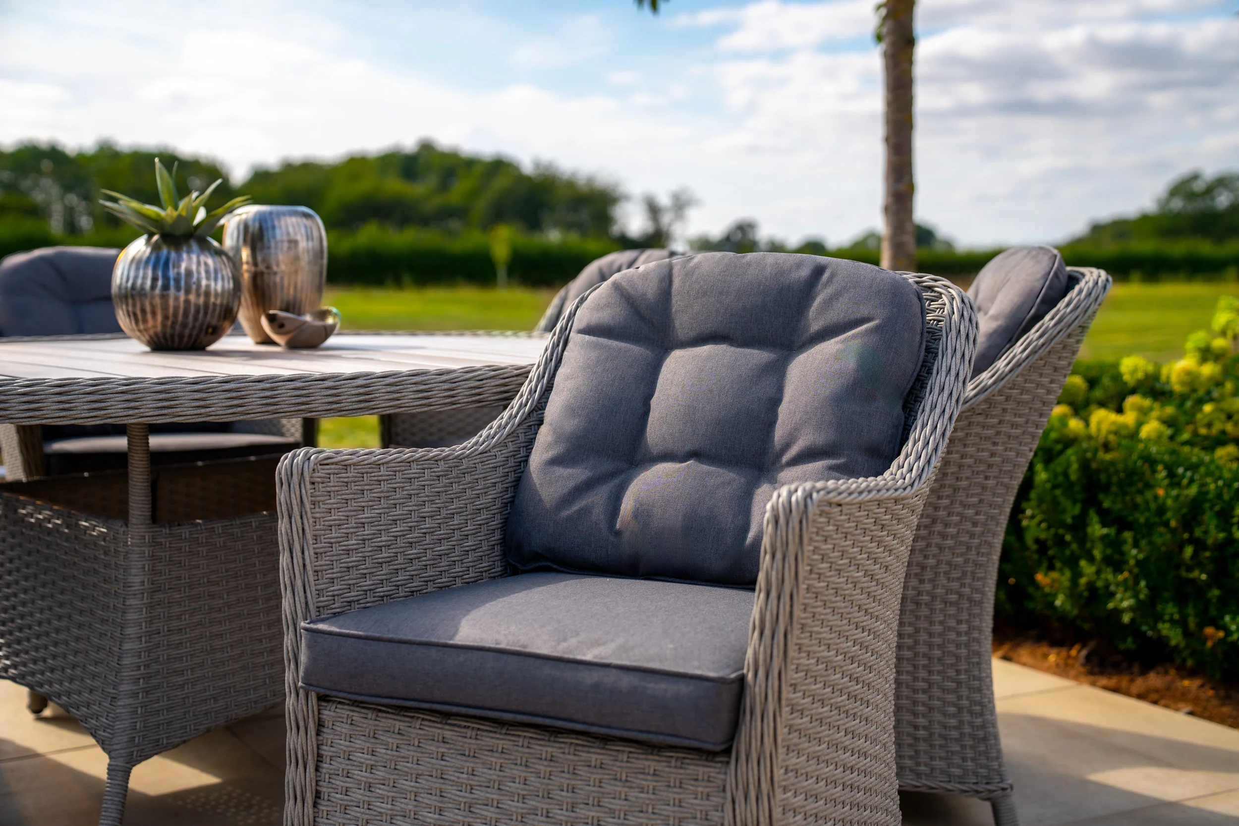 Foxley 6 Seat Dining Set with 140cm Round Table including parasol and base - Image 5