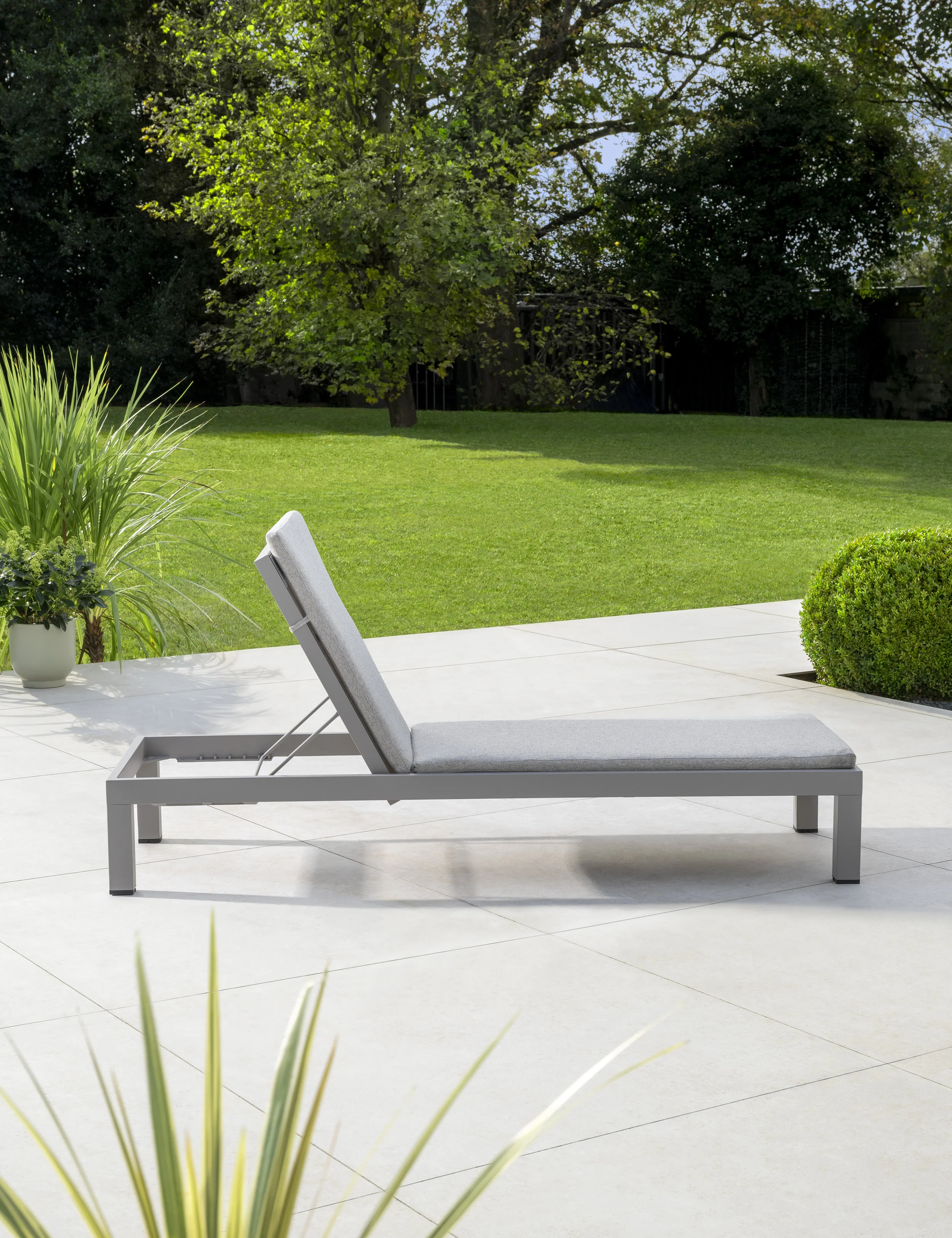 Pebble Sunlounger with Cushion - Image 3