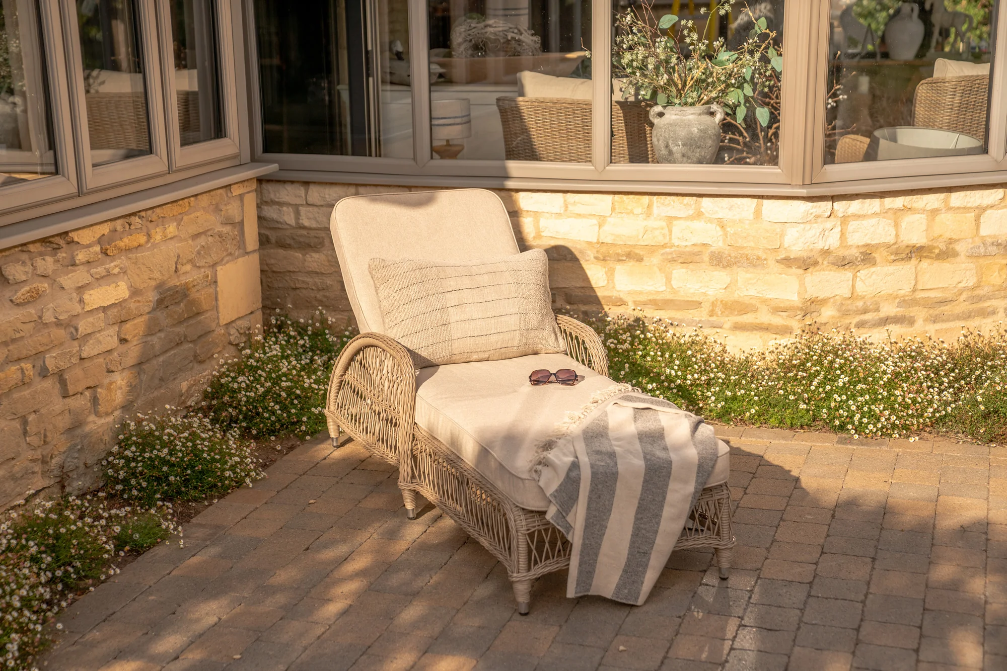 Sahara Wicker Sun Lounger - Image 4