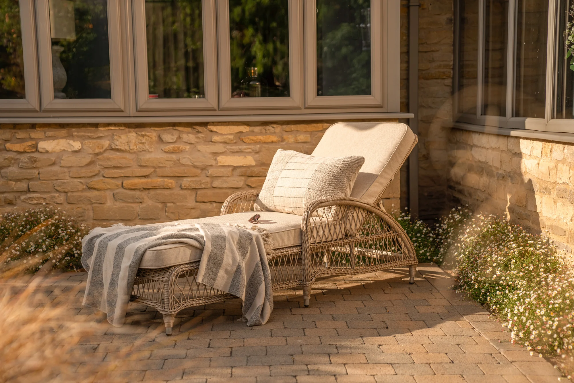 Sahara Wicker Sun Lounger - Image 5